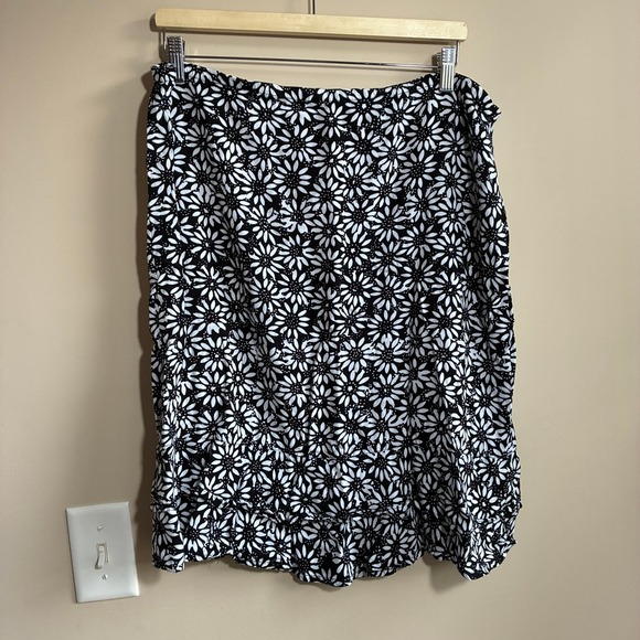 Nomadic Traders Dresses & Skirts - Nomadic Traders Floral Ruffle Hem Skirt XL Black White Womens Daisy Print